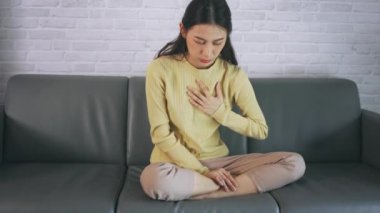 Genç bir kadın mide ekşimesinden muzdarip