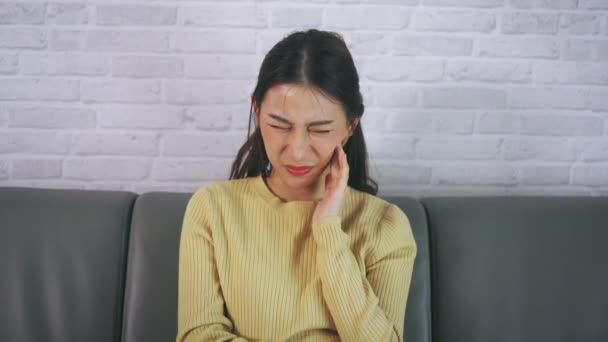 Mulher que sofre de dor de dente — Vídeo de Stock