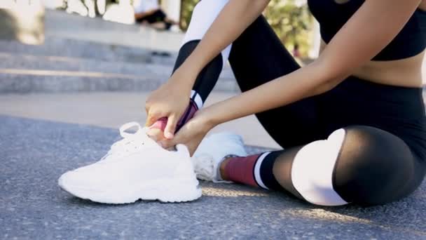 Žena trpí zvrácenou nohou při běhu — Stock video