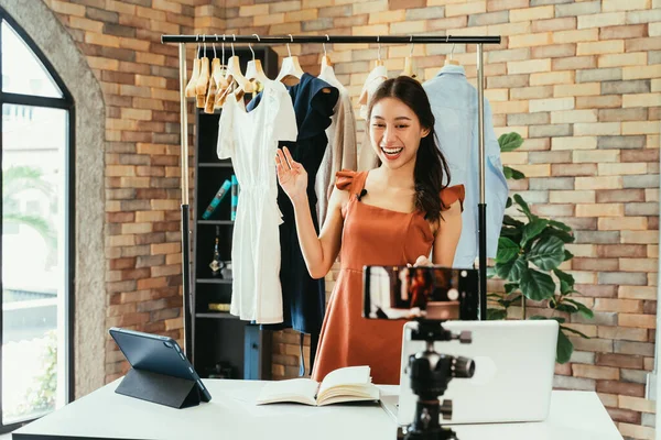 Woman influencer selling clothes online — Stock Photo, Image