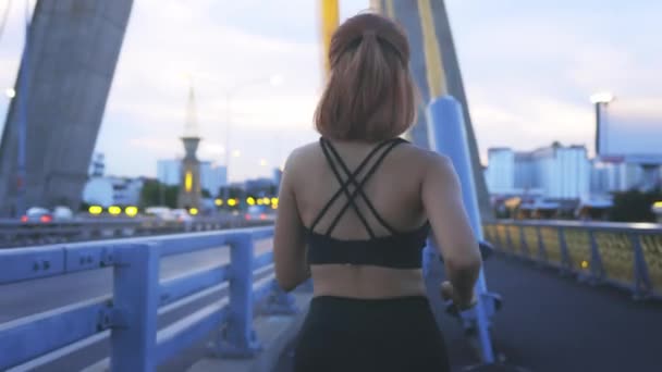 Giovane atleta che corre sul ponte — Video Stock