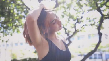 Genç bir kadın kollarını açıyor.