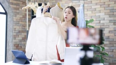 İnternette kıyafet satan kadın etkileyicisi