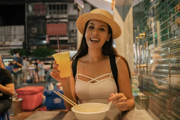 Mladý hispánský bruneta žena jíst nudle v ulici kavárna — Stock fotografie