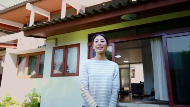 30άρης νεαρός Ασιάτης κρατώντας ένα νέο κλειδί σπίτι έκπληξη γυναίκα με ενθουσιασμό. Ο σύζυγος και η σύζυγος ιδιοκτήτες ακινήτων αγκαλιάζονται στο σπίτι. Έννοια επίτευξης στεγαστικών επενδύσεων — Αρχείο Βίντεο