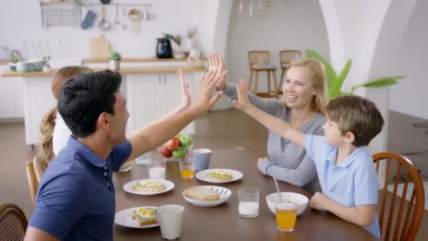 Familia dando choca-cinco durante el desayuno — Vídeos de Stock