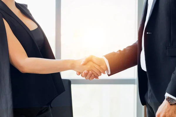 Businessmen shaking hands in office — Stock Photo, Image