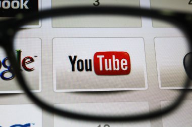 Bangkok-Ocak 17 2015: Youtube gözlük sayesinde insan gözü açısından izliyor olacak. YouTube San Bruno, California'da merkezi bir video paylaşım web sitesidir.