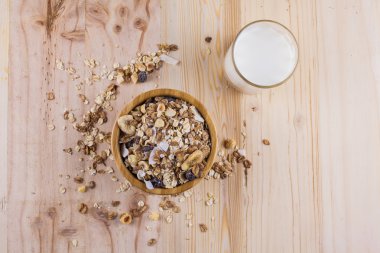 Kuru Mısır gevreği ve müsli ve süt masanın üzerinde. Üstten Görünüm