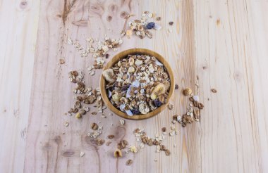 Kuru Mısır gevreği ve müsli masanın üzerinde. Üstten Görünüm