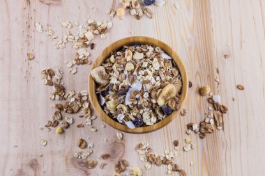 Kuru Mısır gevreği ve müsli masanın üzerinde. Üstten Görünüm