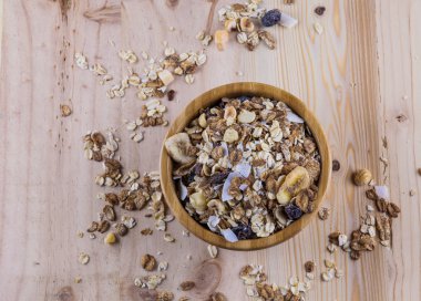 Kuru Mısır gevreği ve müsli masanın üzerinde. Üstten Görünüm