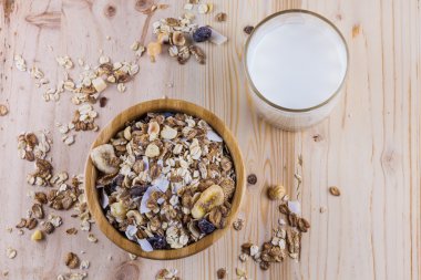 Kuru Mısır gevreği ve müsli ve süt masanın üzerinde. Üstten Görünüm