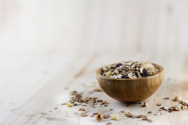 Müsli ve granola ahşap arka plan bulanık. (Görüntü'nün estetik kalitesi için amaçlanan sığ diyafram.)