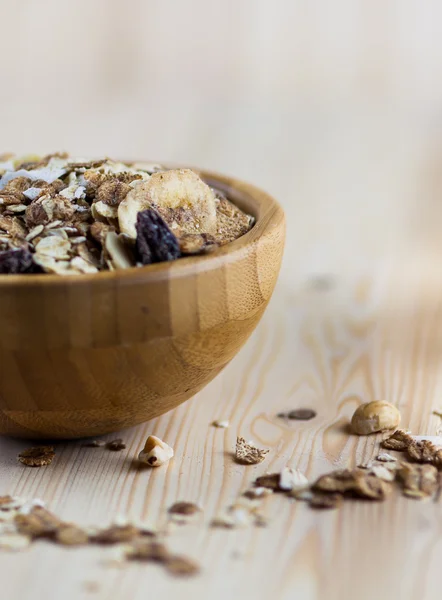 Muesli et granola sur fond de bois flou. (Ouverture peu profonde destinée à la qualité esthétique du flou .) — Photo