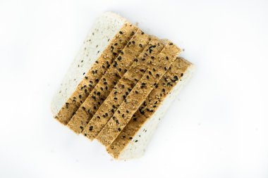 Çeşitli tohum ve Yemen ile taze dilimlenmiş kepekli ekmek