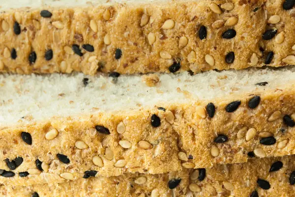 Primer plano del pan de trigo integral en rodajas frescas con varias semillas —  Fotos de Stock