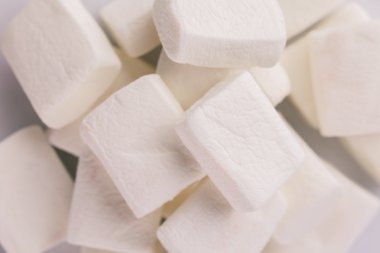 Kırmızı pastel arka planda özgün marshmallow yığını.