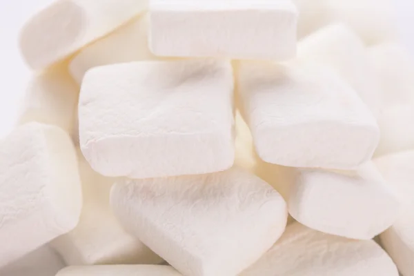 Stapel oorspronkelijke marshmallows in rode pastel achtergrond. — Stockfoto