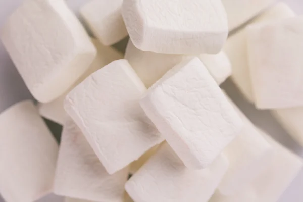 Högen av ursprungliga marshmallows i röd pastell bakgrund. — Stockfoto
