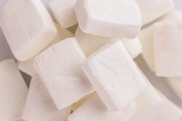 Högen av ursprungliga marshmallows i röd pastell bakgrund. — Stockfoto