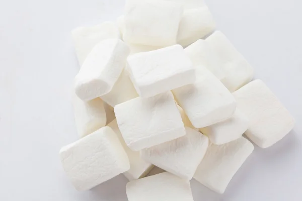 Högen av ursprungliga marshmallows i röd pastell bakgrund. — Stockfoto