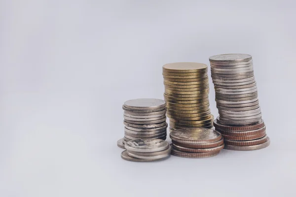 Grupo de monedas apiladas en fondo blanco aislado . — Foto de Stock