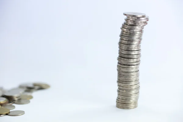 Grupo de monedas apiladas en fondo blanco aislado . — Foto de Stock