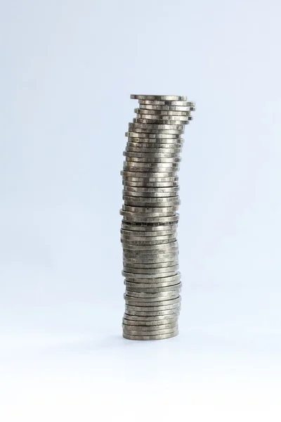 Grupo de monedas apiladas en fondo blanco aislado . — Foto de Stock