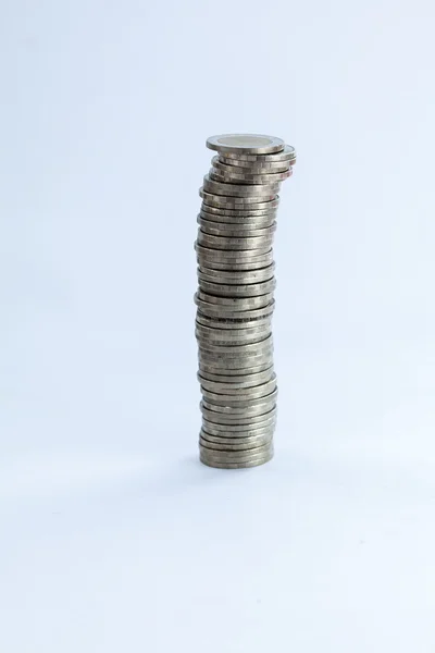 Grupo de monedas apiladas en fondo blanco aislado . — Foto de Stock