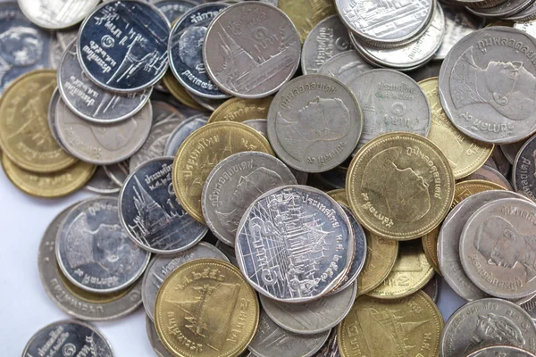 Baht tailandés monedas esparcidas por todo el lugar para el fondo — Foto de Stock
