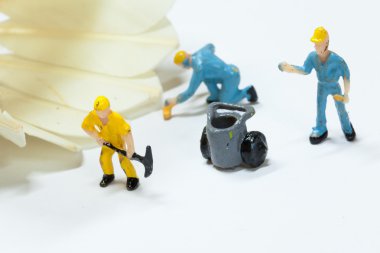 İnşaat ve ekip çalışması kavramı - altında performans inşaat işçileri kırık parçaları tamir