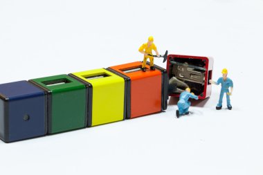 İnşaat ve ekip çalışması kavramı - altında performans inşaat işçileri kırık parçaları tamir