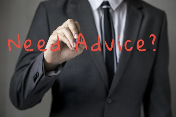 Zakenman schrijven van het woord 'Advies nodig?' op virtuele bord. — Stockfoto
