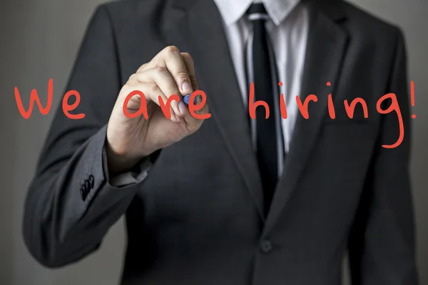 Businessman écrit onglet "Nous embauchons" sur l'écran virtuel — Photo