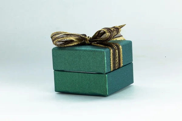 Caja de regalo verde con cinta verde y lazo en blanco aislado —  Fotos de Stock