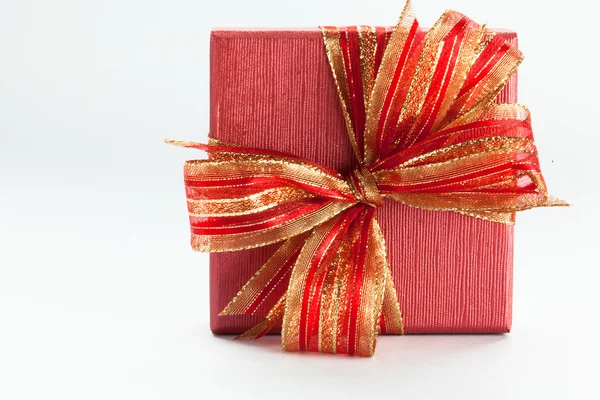 Caja de regalo roja con cinta roja y lazo en fondo blanco aislado —  Fotos de Stock