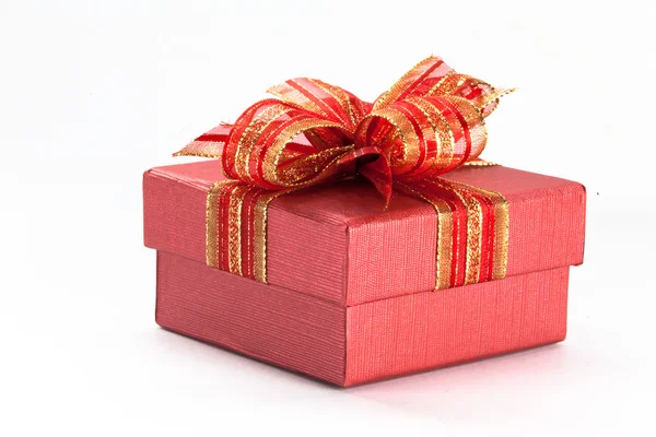 Bir kırmızı kurdele ve yay beyaz izole kırmızı hediye kutusu — Stok fotoğraf