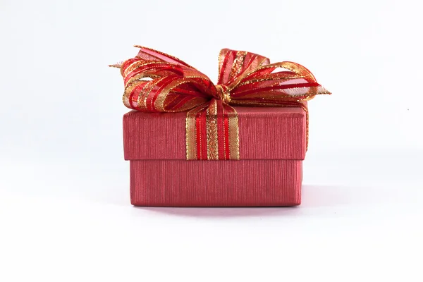 Caja de regalo roja con cinta roja y lazo en blanco aislado — Foto de Stock