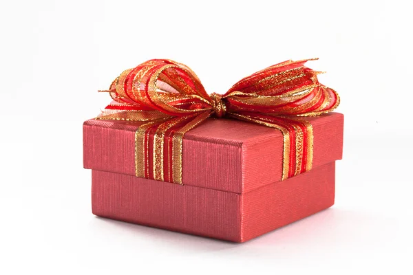 Bir kırmızı kurdele ve yay beyaz izole kırmızı hediye kutusu — Stok fotoğraf