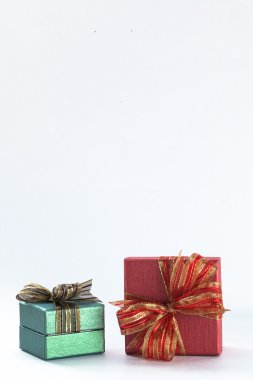 Beyaz izole arka planda yığılmış iki şenlikli hediyeler
