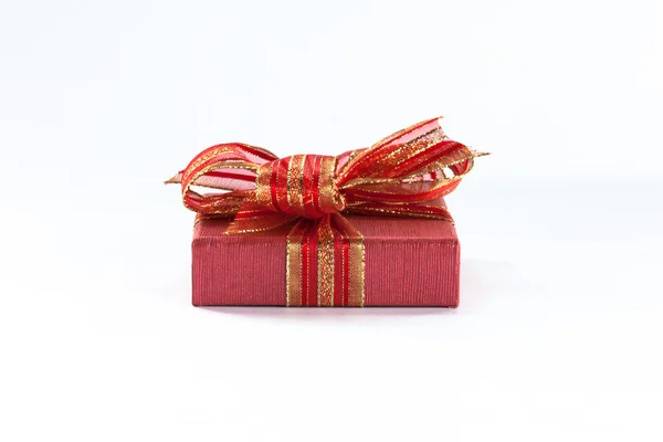 Beyaz izole arka planda yerleştirilen küçük hediye kutusu — Stok fotoğraf