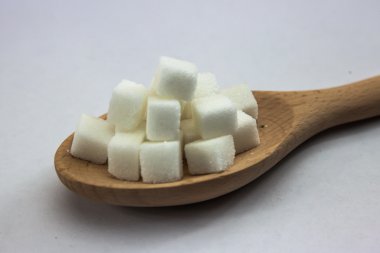 Kaşık şeker karanlık yüzü ima için kullanılan sert gölge izole beyaz zemin üzerine üzerinde kesme şeker