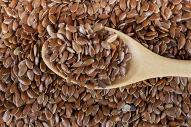 kaşık ile keten tohumu avuç