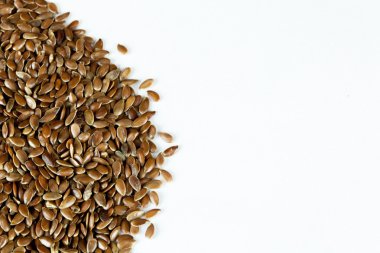 Beyaz arka plan üzerinde izole keten tohumu