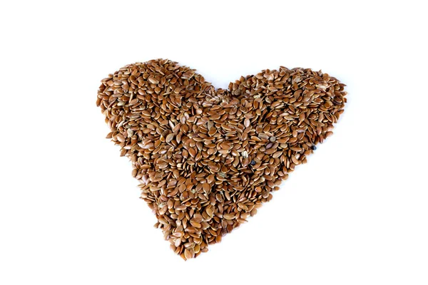 Una pila de semillas de lino marrón en forma de corazón sobre fondo blanco aislado — Foto de Stock