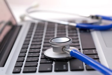 Stetoskop laptop - bilgisayar tamir ve bakım kavramı