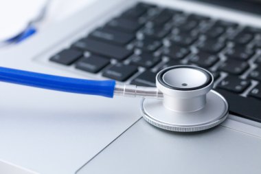 Stetoskop laptop - bilgisayar tamir ve bakım kavramı