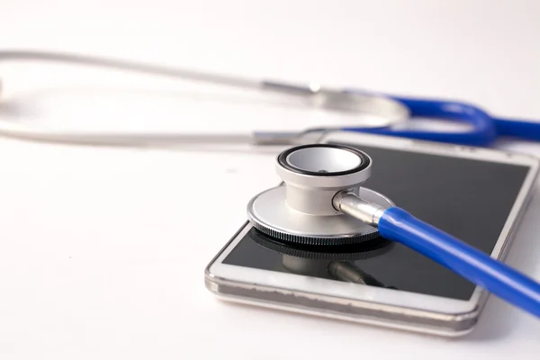 Smartphone gediagnosticeerd door stethoscoop - telefoon reparatie en che — Stockfoto
