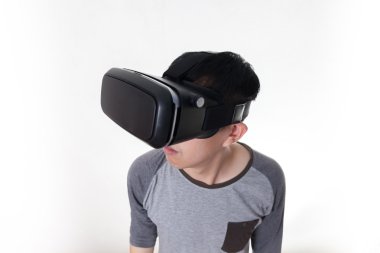 VR gözlüğü takıyor ve kendini Vr beyaz izole Multimedya çeker Asyalı adam.